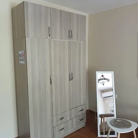 Apartment Artist's *